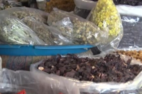 Farklı Kayalardaki Evin Büyüleyici Görünümü ve Köprü ile Bağlantısı