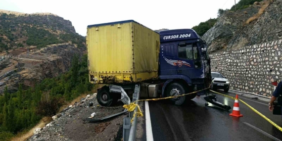 Malatya’da Kontrolden Çıkan Tır Bariyerlere Asıldığında Çıkılan Skandal