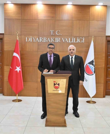 malezya-buyukelcisi-shaffieq-ankarada-vali-murat-zorluoglu-ile-bulustu-NQVH9yaO.jpg