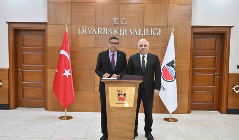 malezya-buyukelcisi-shaffieq-ankarada-vali-murat-zorluoglu-ile-bulustu-NQVH9yaO.jpg