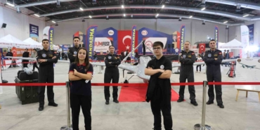 ogrencinin-bayraktar-tb2-siha-sevinci-ve-heyecani-kamuyun-onunde-Fi8LzBSx.jpg