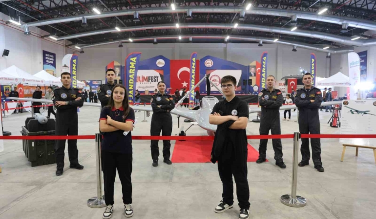 ogrencinin-bayraktar-tb2-siha-sevinci-ve-heyecani-kamuyun-onunde-Fi8LzBSx.jpg