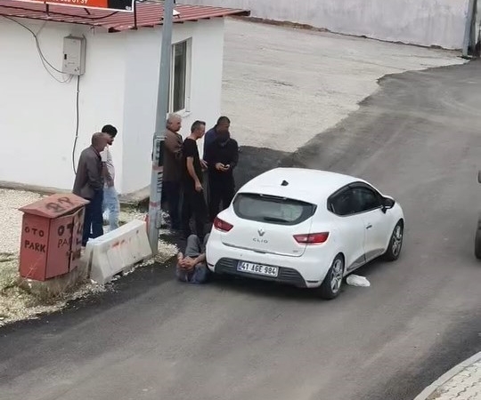 otomobil-carpmasi-sonucu-yaya-yaralandi-f8gkHwRq.jpg