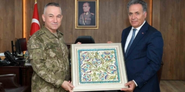 rektor-akpolattan-2-ordu-komutani-gultekin-yaraliya-ziyaret-xZ5LGqvJ.jpg