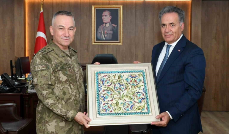rektor-akpolattan-2-ordu-komutani-gultekin-yaraliya-ziyaret-xZ5LGqvJ.jpg