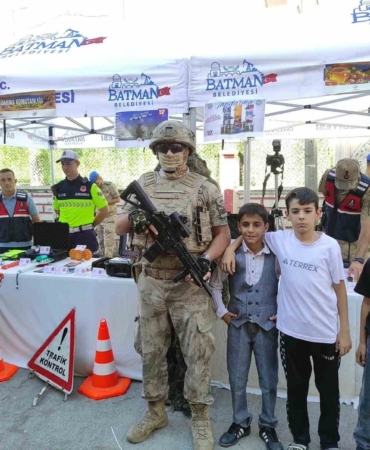 sasondaki-festivalde-jandarma-standina-yogun-ilgi-gWQd6BP6.jpg