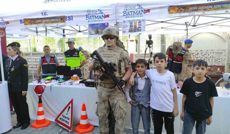 sasondaki-festivalde-jandarma-standina-yogun-ilgi-gWQd6BP6.jpg