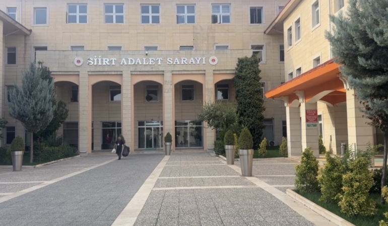 siirtte-mekiye-akyel-davasinin-ilk-durusmasi-ve-yakinlarin-cikarilmasi-NjiKbLwn.jpg