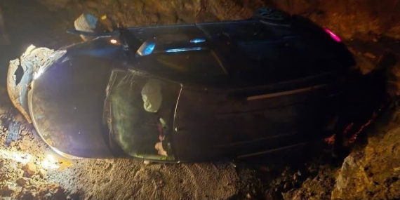 Siirt’te Takla Atan Hafif Ticari Araçta Anne-Oğul Yaralandı