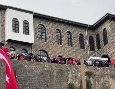 soloturk-diyarbakir-semalarinda-gosterisiyle-buyuk-begeni-topladi-Jjt6lbIp.jpg