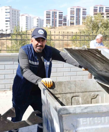temizlik-calismasi-sirasinda-bulunan-600-bin-liralik-doviz-ve-altin-sahibine-teslim-edildi-PgXh928k.jpg