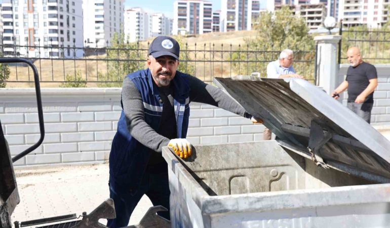 temizlik-calismasi-sirasinda-bulunan-600-bin-liralik-doviz-ve-altin-sahibine-teslim-edildi-PgXh928k.jpg