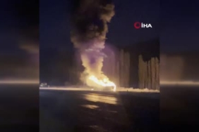 Farklı Kayalardaki Evin Büyüleyici Görünümü ve Köprü ile Bağlantısı