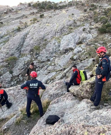 tuncelide-kayaliklarda-mahsur-kalan-keciler-afad-ekiplerince-kurtarildi-IaY7VyBY.jpg