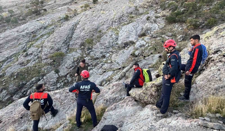 tuncelide-kayaliklarda-mahsur-kalan-keciler-afad-ekiplerince-kurtarildi-IaY7VyBY.jpg