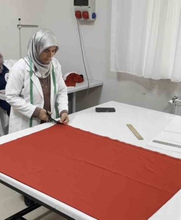 turk-bayragini-kendileriyle-uretip-milli-ve-manevi-degerleri-guclendiriyorlar-2Xs7MVUk.jpg