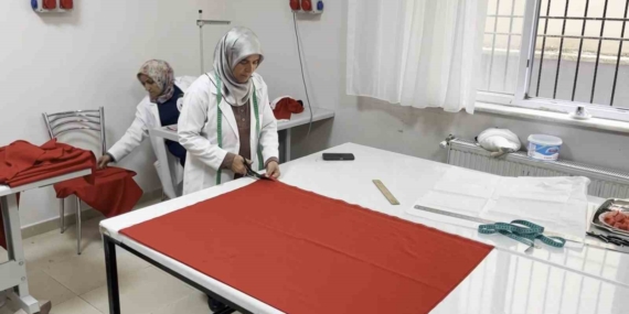 Türk Bayrağını Kendileriyle Üretip Milli ve Manevi Değerleri Güçlendiriyorlar