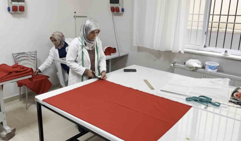 turk-bayragini-kendileriyle-uretip-milli-ve-manevi-degerleri-guclendiriyorlar-2Xs7MVUk.jpg