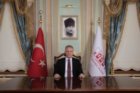 50-80 Yaş Arası Yetişkinlerin Van Gölü'nde Yüzerek Gün Başlangıcı