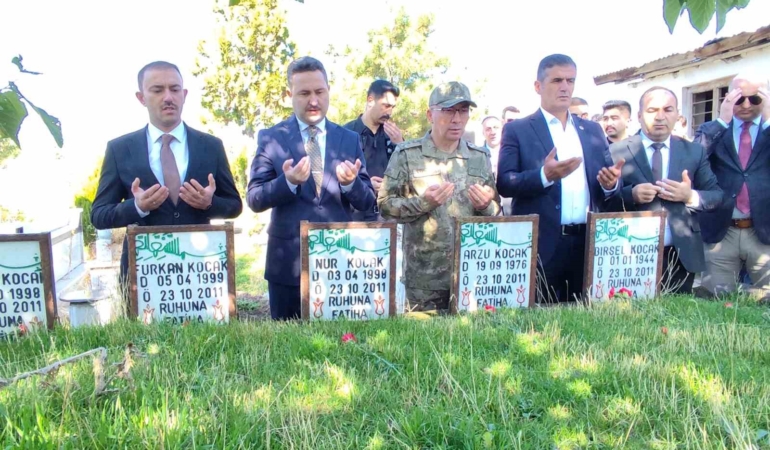 van-depreminde-hayatini-kaybedenler-icin-anma-toreni-me6ewvDp.jpg