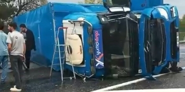 viraji-alamayan-kargo-tiri-kaza-yapti-ve-bir-kisi-yaralandi-eTLtm5OD.jpg