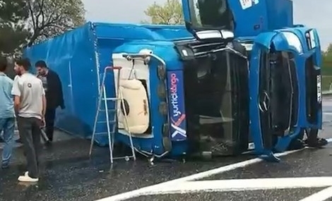 Virajı Alamayan Kargo Tırı Kaza Yaptı ve Bir Kişi Yaralandı