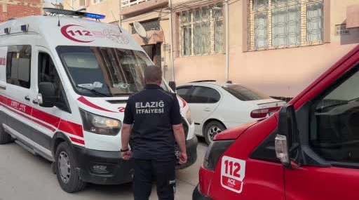 Yaşlı Kadının Arka Balkonda Oturduğu Anlar Güvenlik Kamerasında