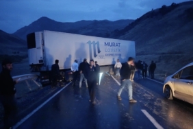 yuksekova-van-karayolunda-tir-kazasi-cok-sayida-arac-yolda-mahsur-kaldi-WsAqQbLk.jpg