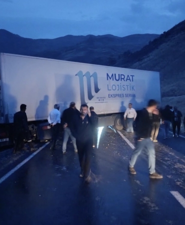 yuksekova-van-karayolunda-tir-kazasi-cok-sayida-arac-yolda-mahsur-kaldi-WsAqQbLk.jpg