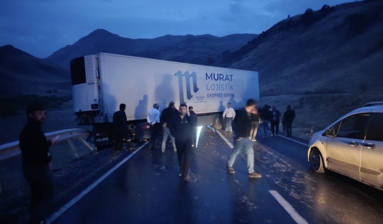 yuksekova-van-karayolunda-tir-kazasi-cok-sayida-arac-yolda-mahsur-kaldi-WsAqQbLk.jpg